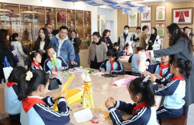 持续夯实校家社协同育人逐步构建五维协同心育工作体系与三全