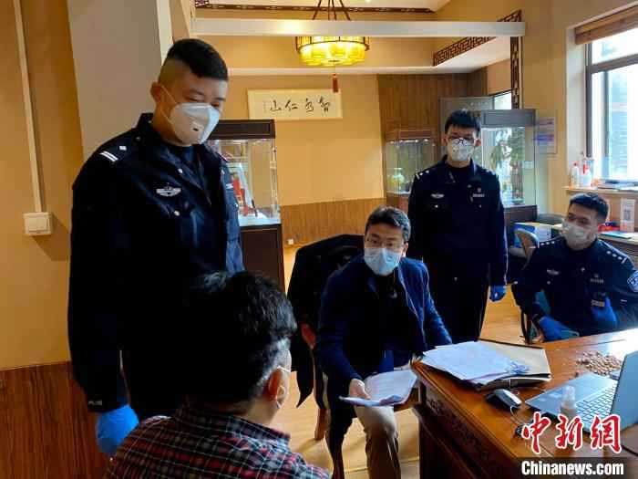 记者2日从上海警方获悉,上海市公安局经侦总队会同市场监管部门侦破了这起疫情期间不法分子通过发布虚假广告非法牟利的案件,并循线深挖出了犯罪团伙虚构防疫物资货源实施合同诈骗犯罪的情况。上海警方供图  “预防抑制新冠病毒消毒水”? 沪警方侦破虚假广告牟利案